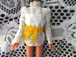 BARBIE 3205 1973 LOVELY EYELET WHITE PEASANT TOP, YELLOW RIBBON SOLO